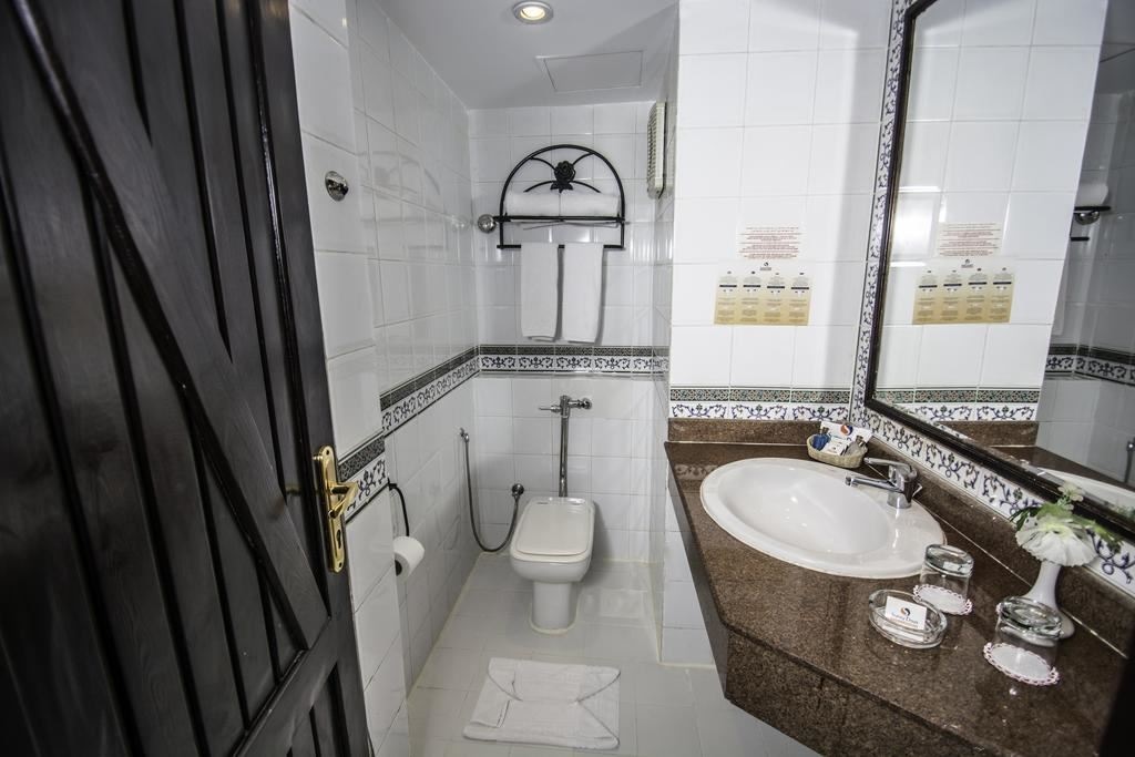 rooms-premium-room-pool--seaview