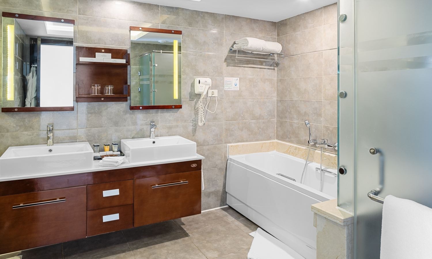 rooms-deluxe-room-sea-view