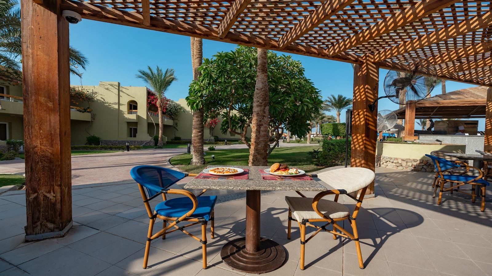 restaurants-oasis-pool-bar