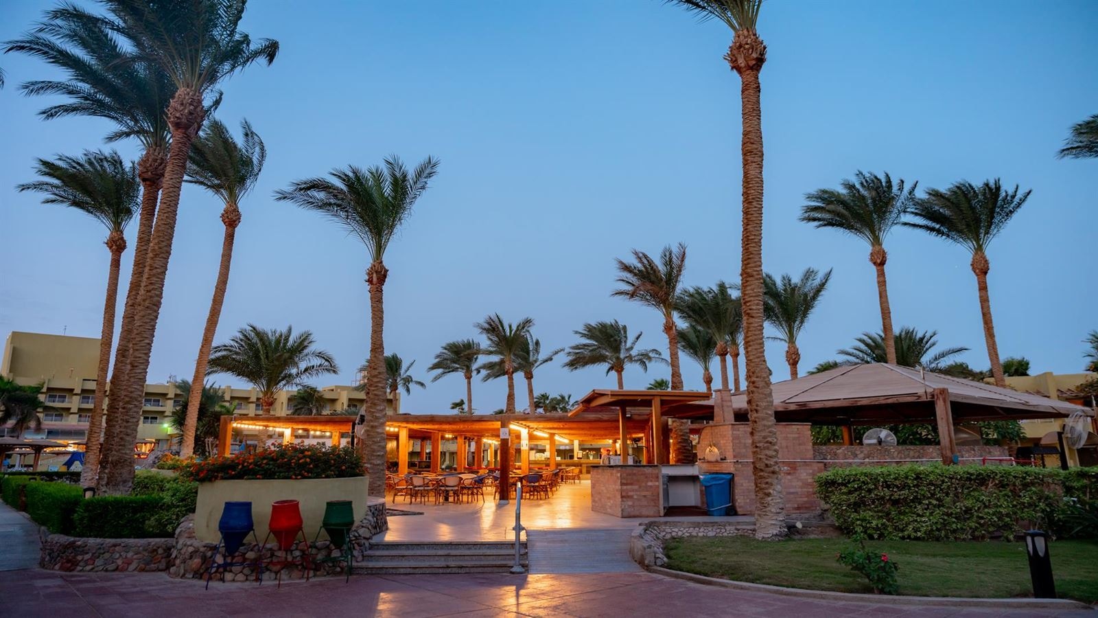 restaurants-oasis-pool-bar