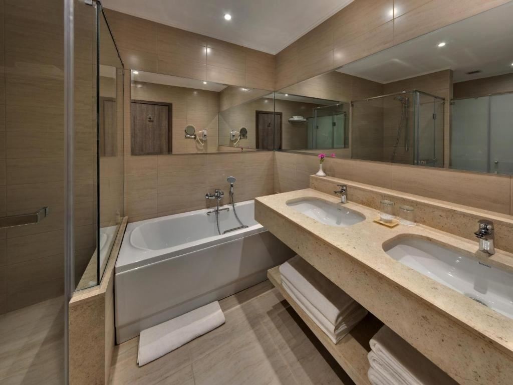 rooms-family-deluxe-room-garden-view