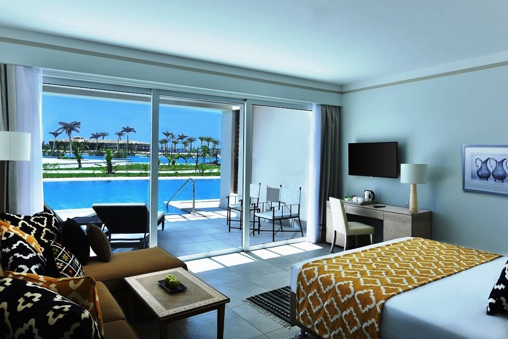 rooms-deluxe-swim-up-pool-room