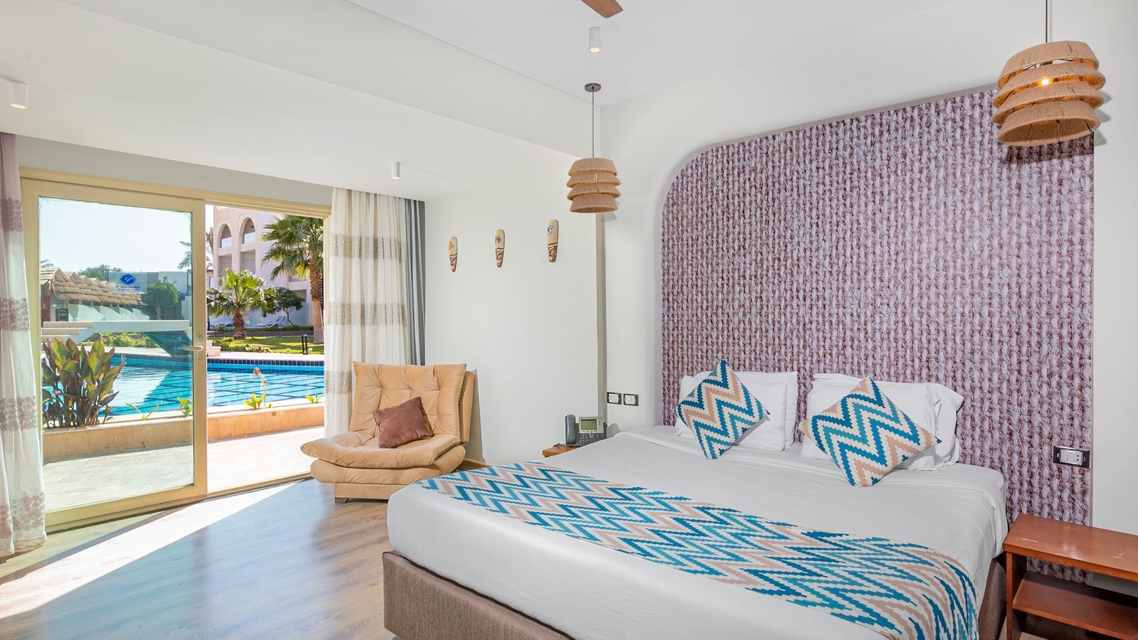 rooms-pool-bungalows