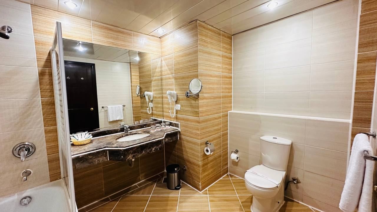 rooms-deluxe-room-pool-view