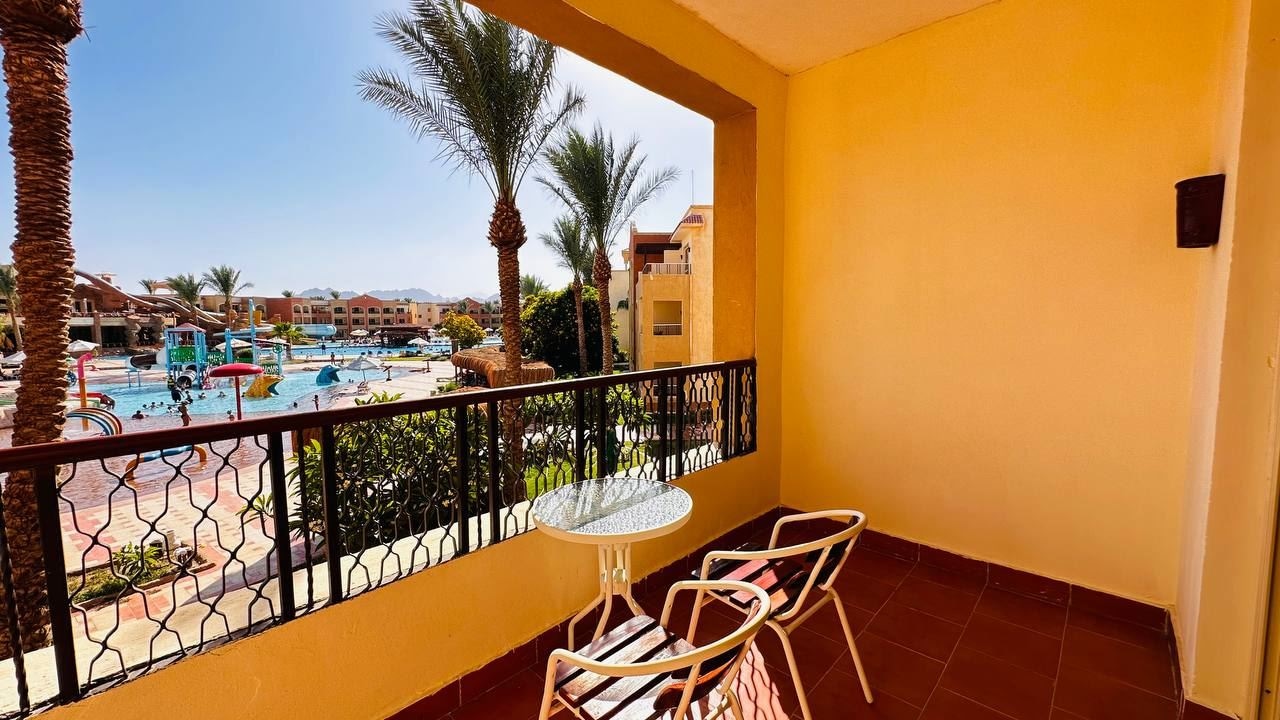 rooms-deluxe-room-pool-view