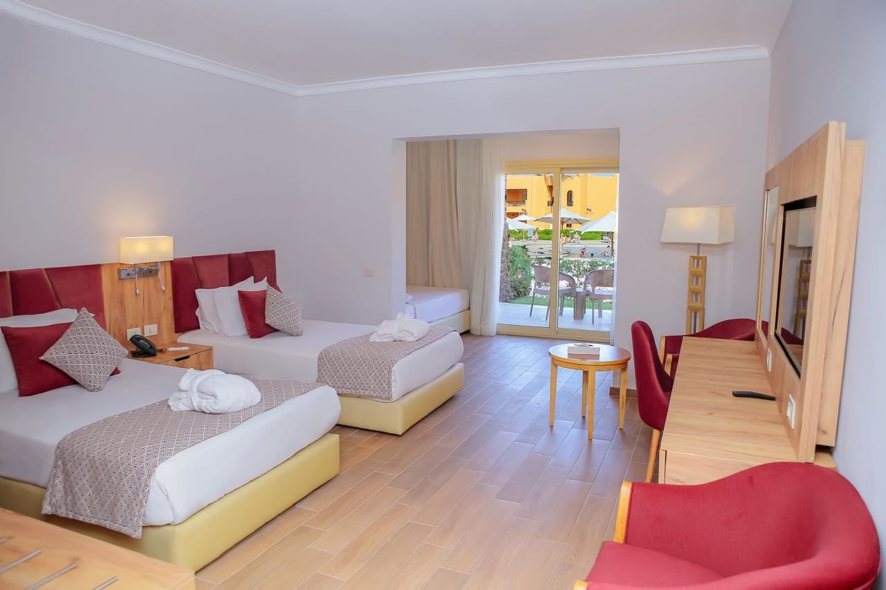 rooms-premium-family-room-pool-view