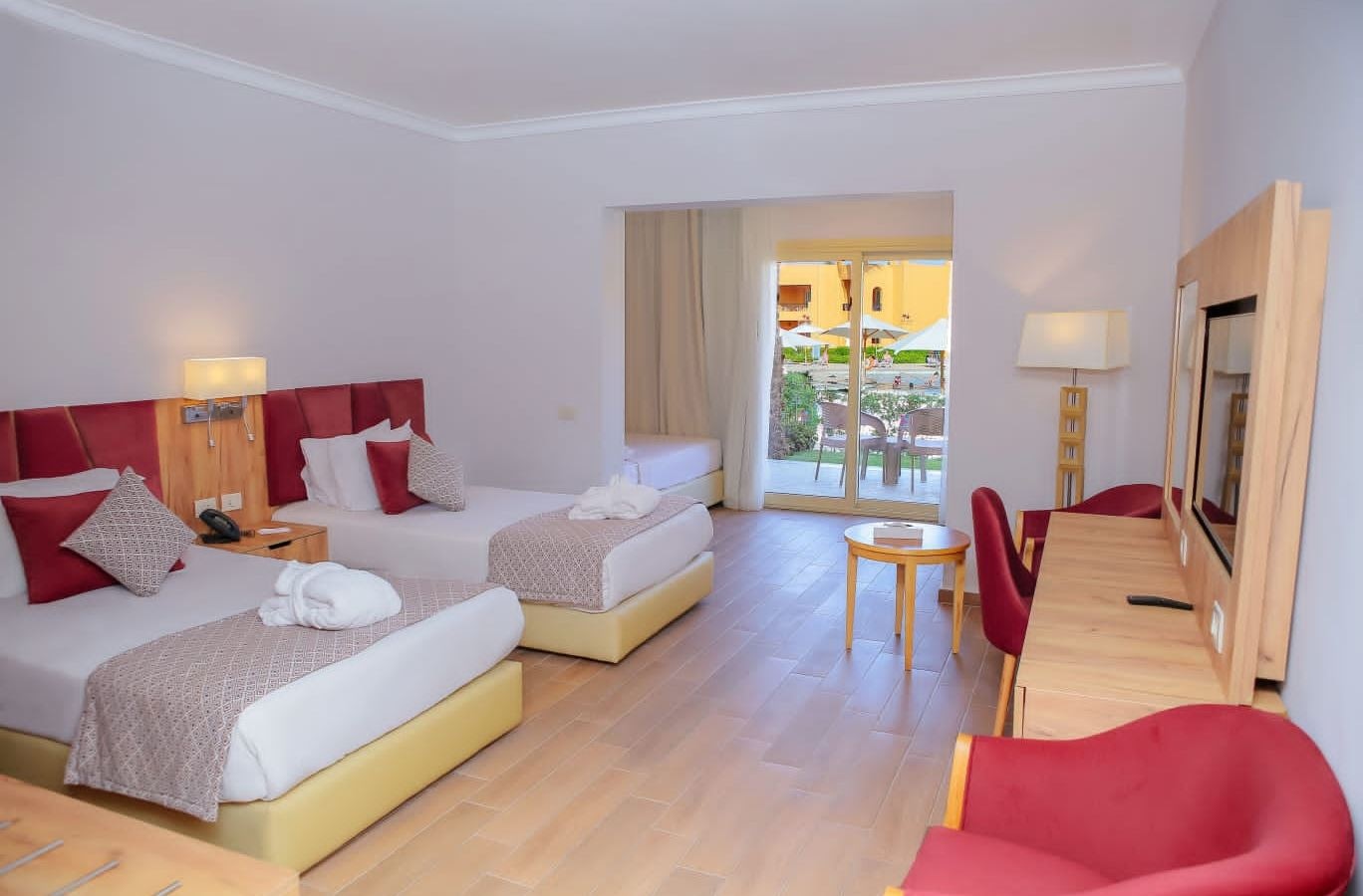 rooms-premium-family-room-pool-view