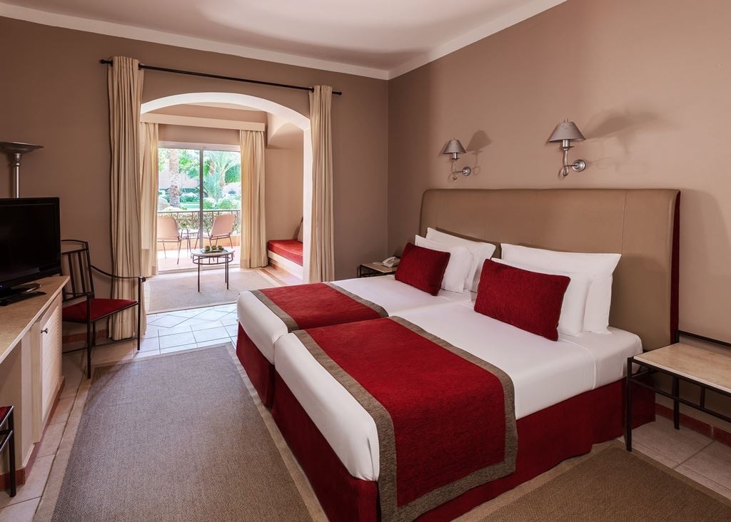 rooms-superior-family-room-pool-view