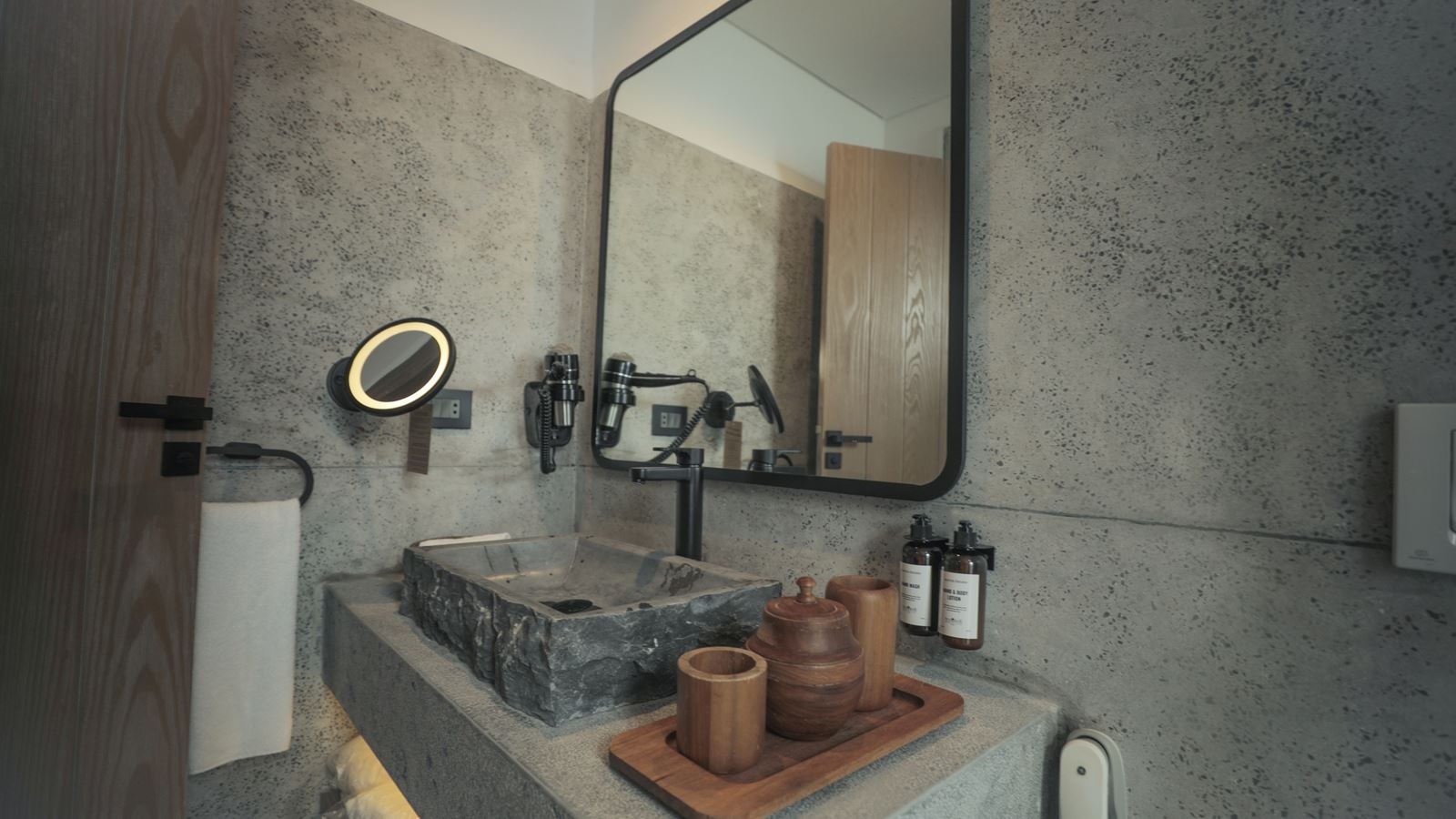 rooms-executive-pool-suite-partial-sea-view