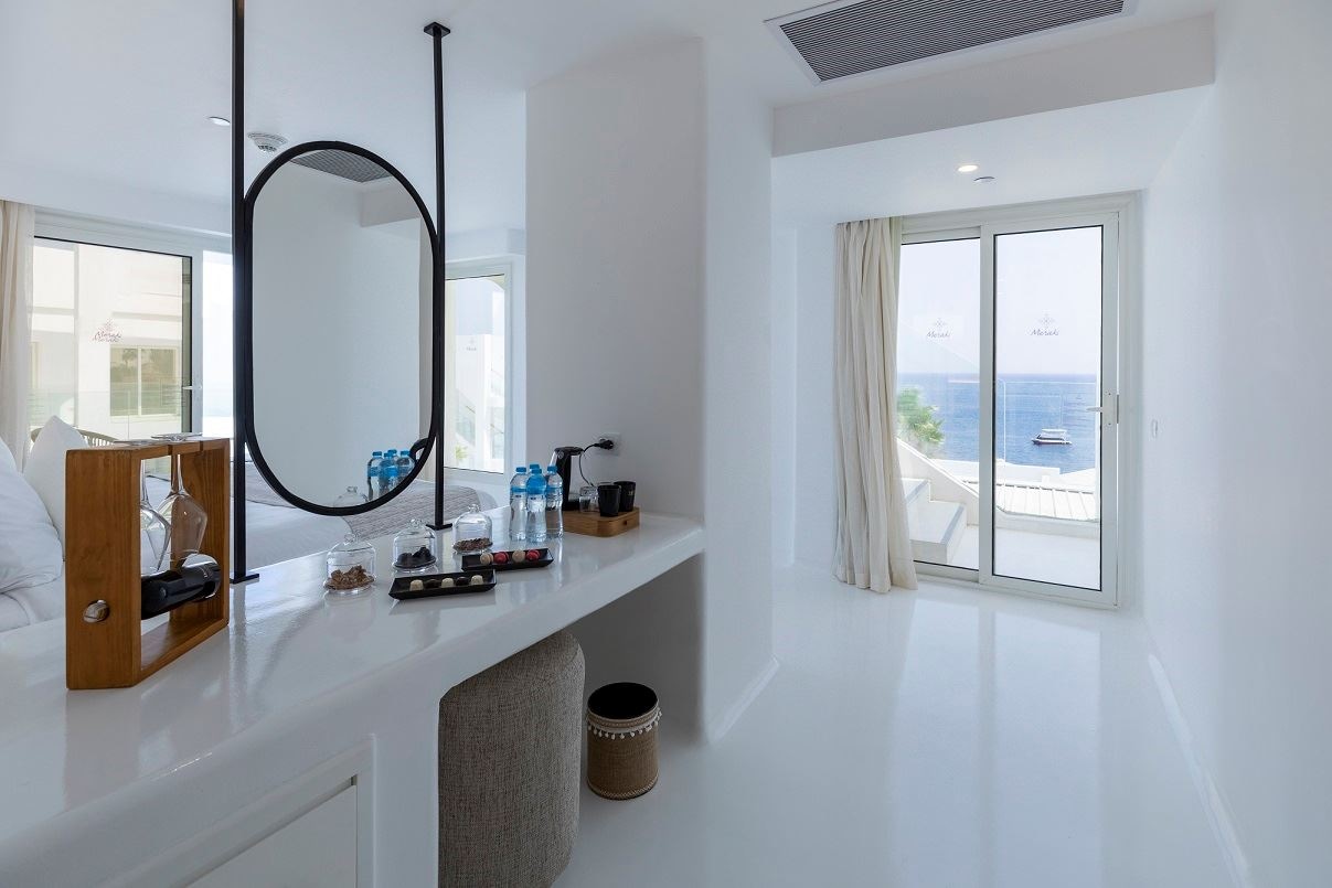 rooms-livinit-up-jacuzzi-suite