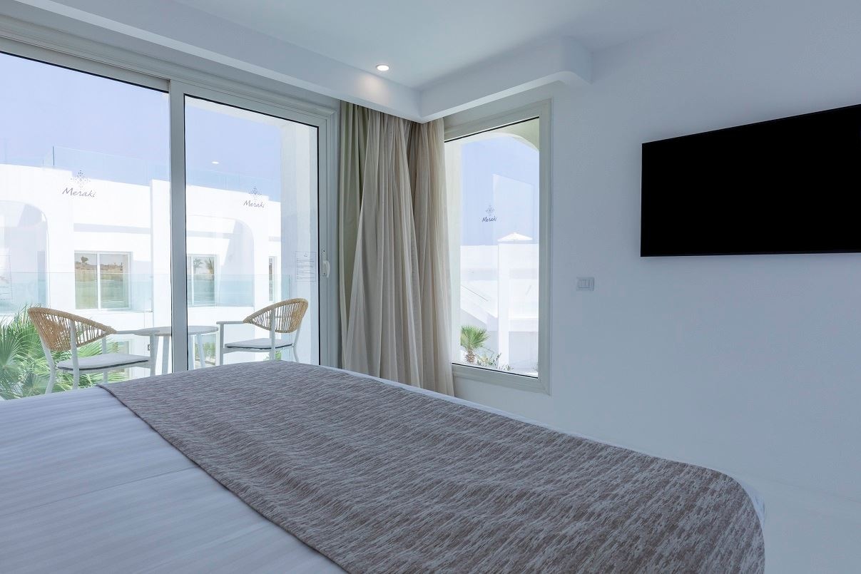 rooms-the-party-never-end-jacuzzi-suite