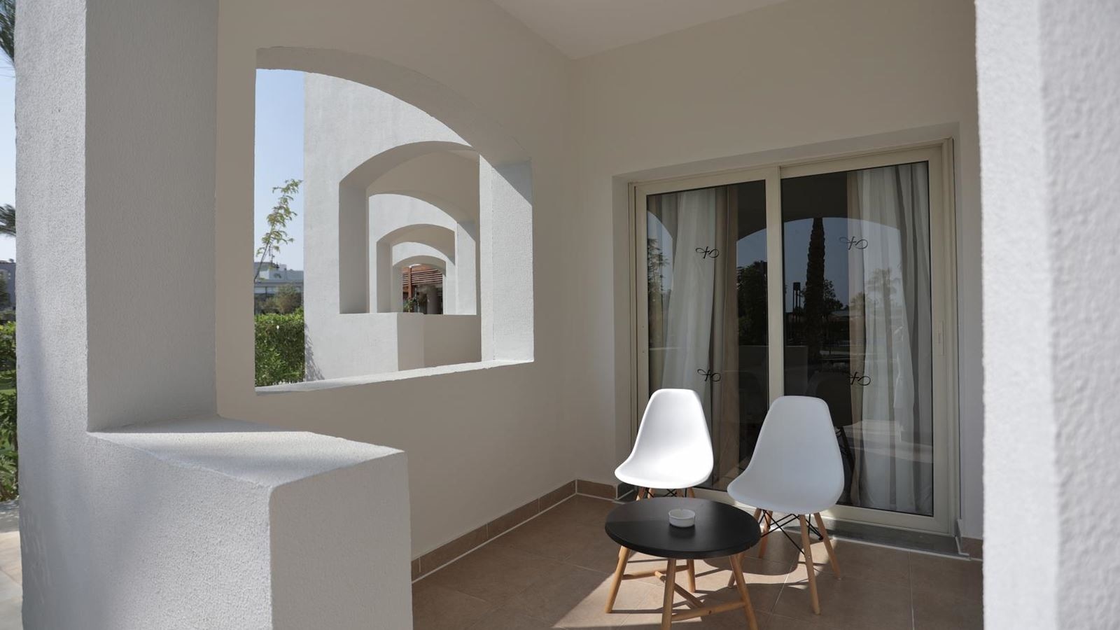 rooms-standard-room-garden--pool-view