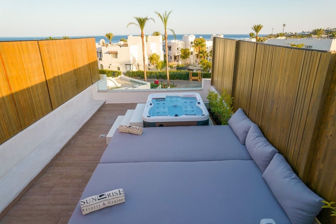 rooms-jacuzzi-suite-seapartial-sea-view