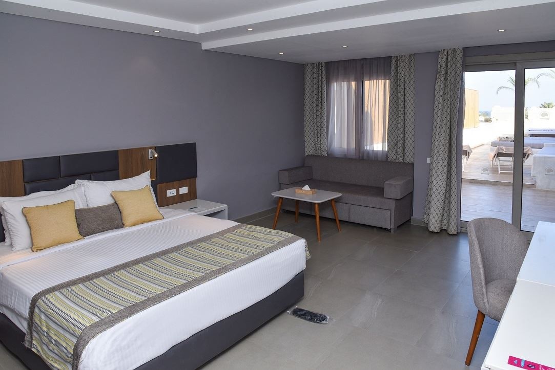 rooms-jacuzzi-suite-seapartial-sea-view