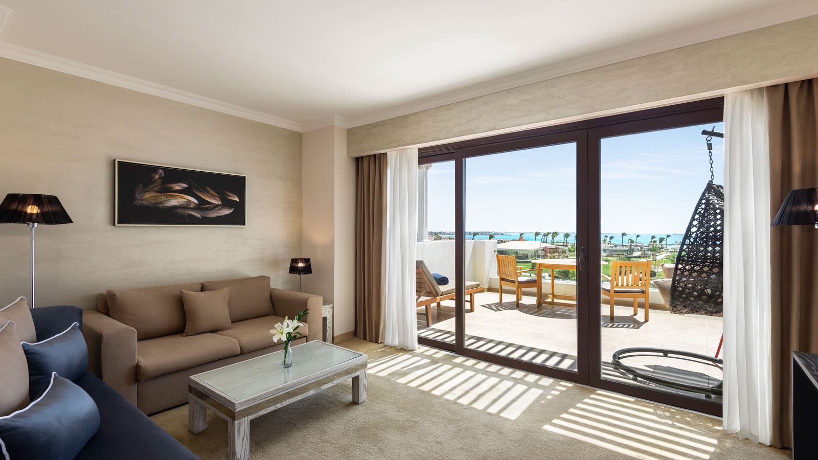 rooms-deluxe-pool-view-suite