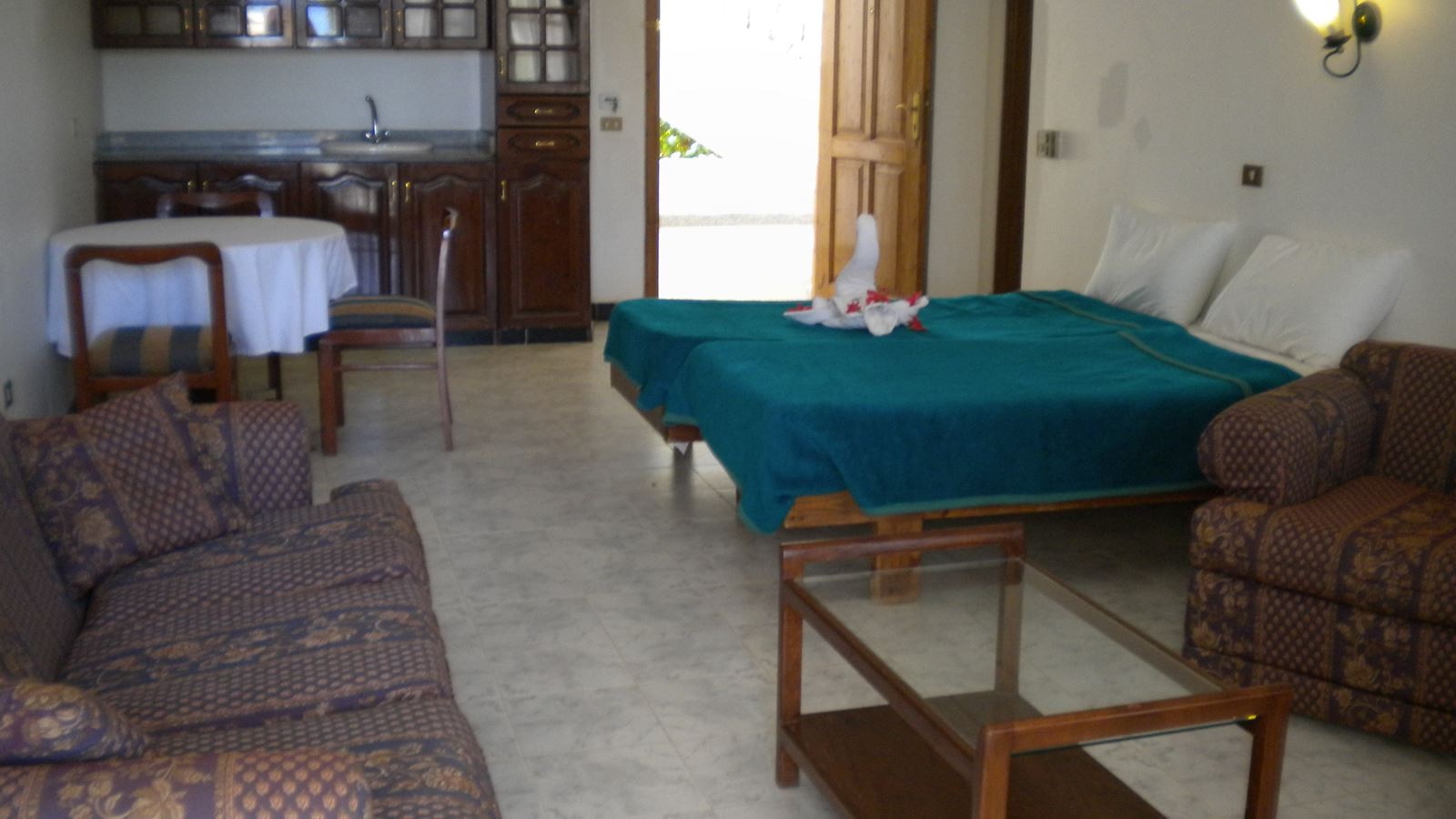 rooms-family-room-side-sea-view