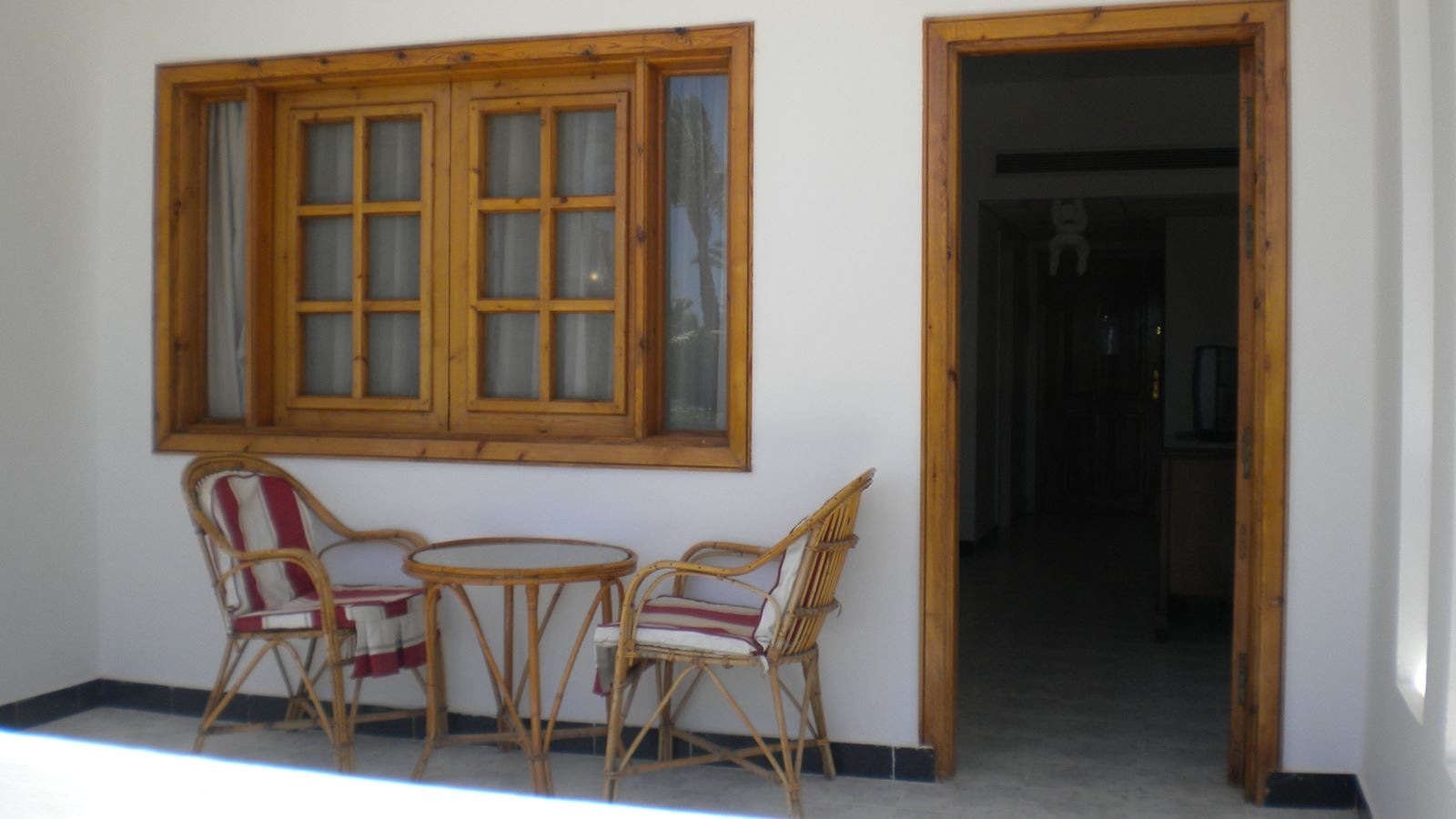 rooms-family-room-side-sea-view