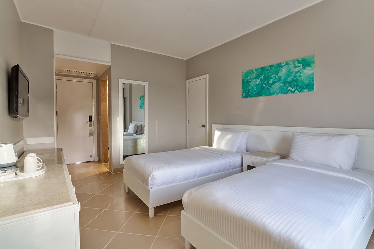 rooms-standard-room-with-french-balcony