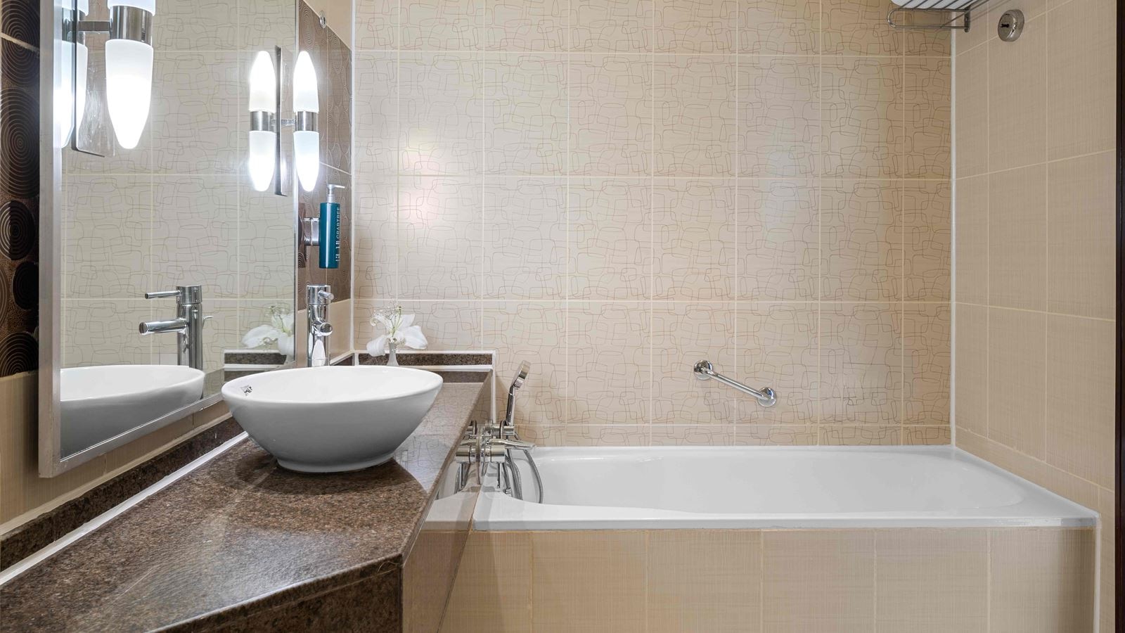 rooms-mountainside-deluxe-room-pool-view