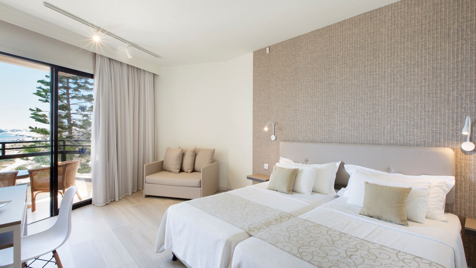 rooms-deluxe-double-side-seaview