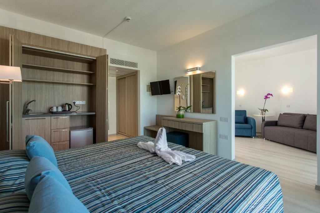 rooms-family-room-lateral-sea-view-balcony