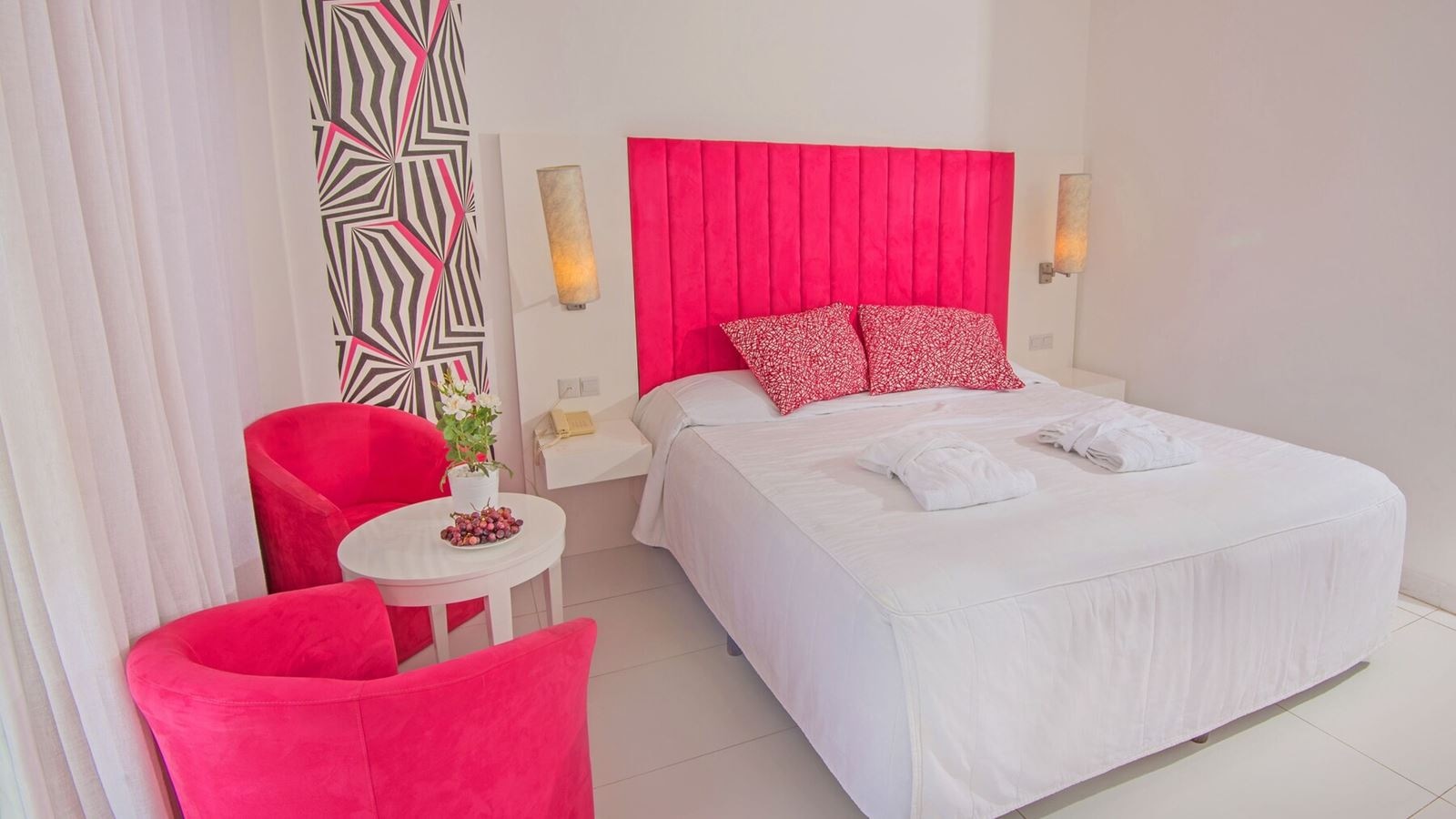 rooms-superior-familyroom-lateralseaview-balcony-or-terrace