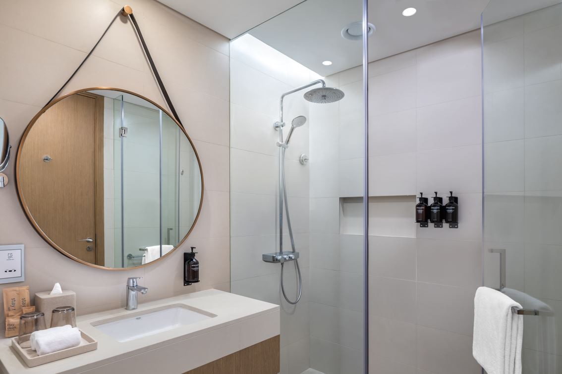 rooms-deluxe-room-king-with-balcony