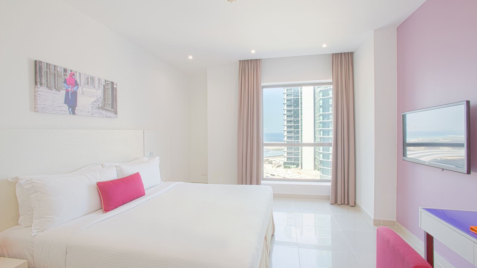 rooms-1bedroom-king-suite-partial-sea-view