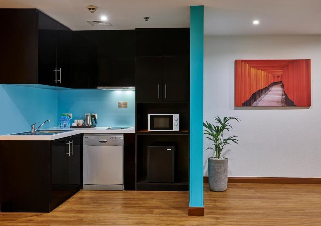 rooms-2bedroom-suite-balcony-partial-sea-view