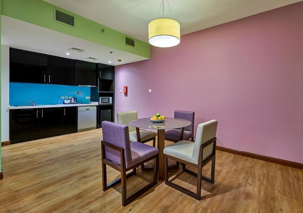 rooms-1bedroom-king-suite-city-view