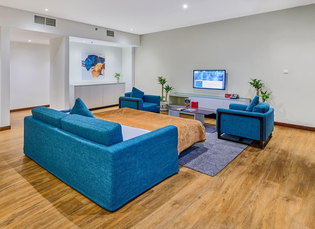 rooms-1bedroom-king-suite-with-balcony-city-view