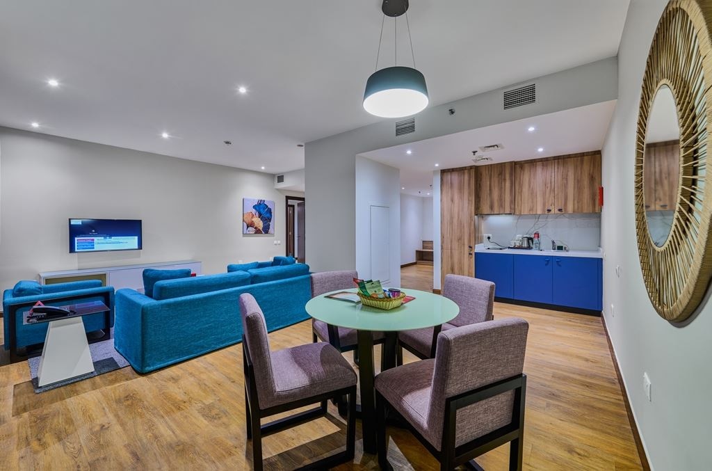 rooms-1bedroom-king-suite-with-balcony-partial-sea-view