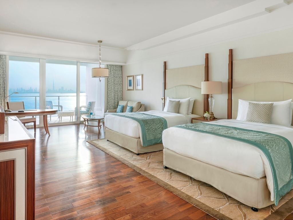 rooms-queen-deluxe-skyline-sea-view-room