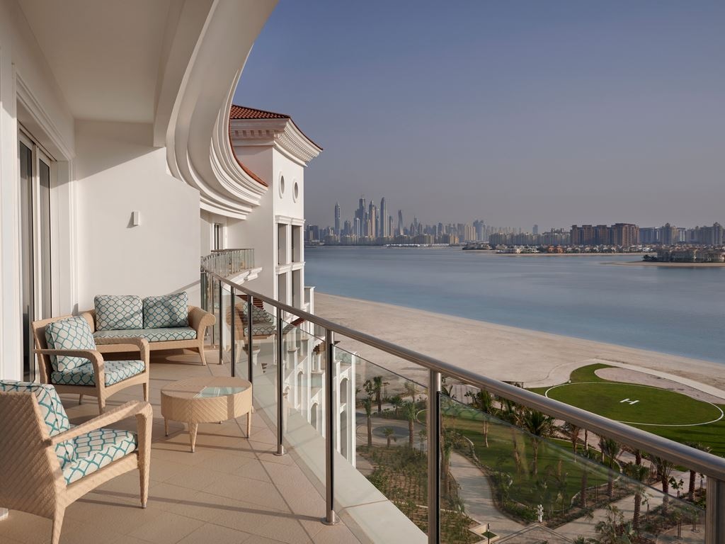 rooms-queen-deluxe-palm-sea-view-room