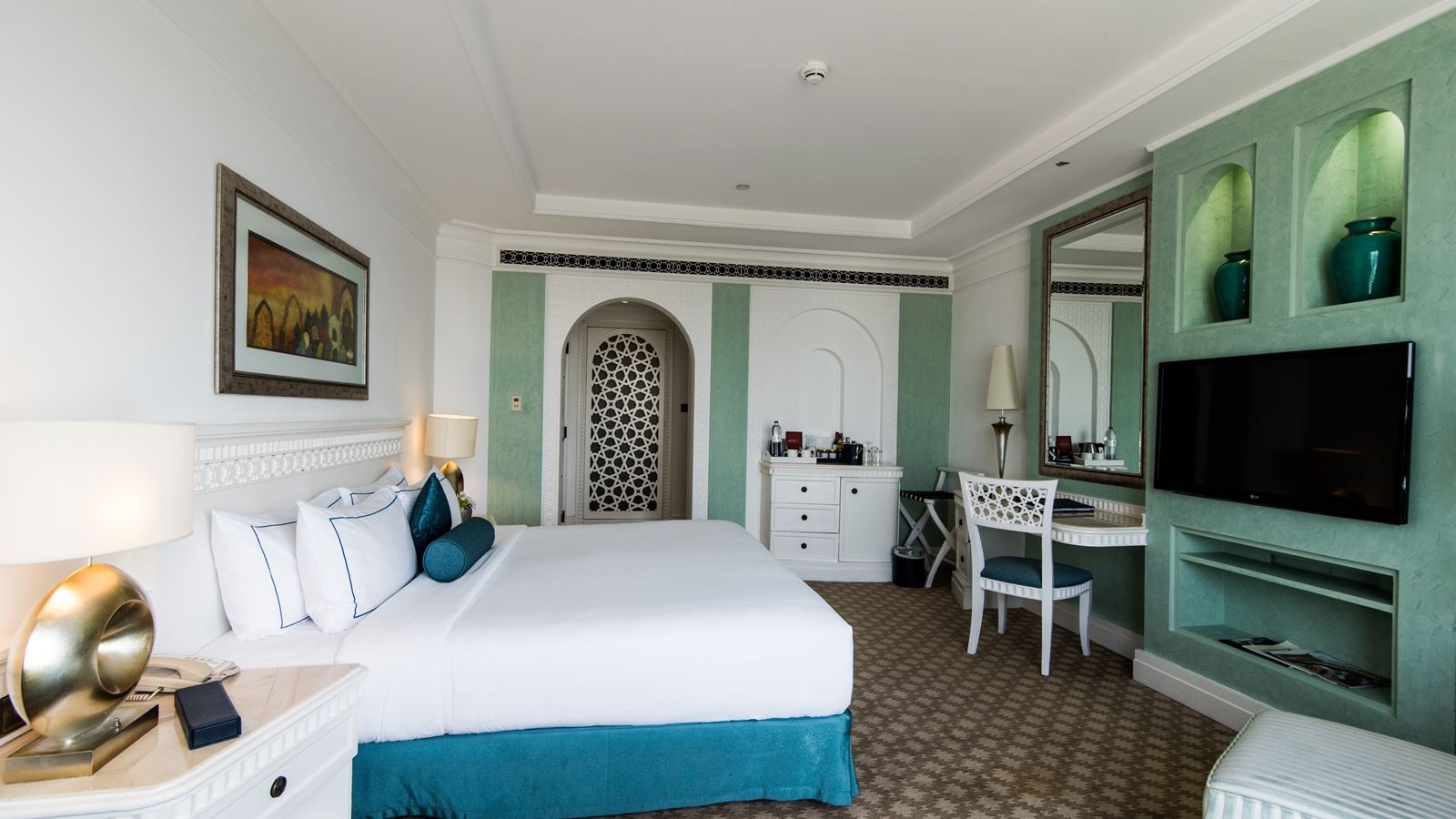 rooms-grand-family-room