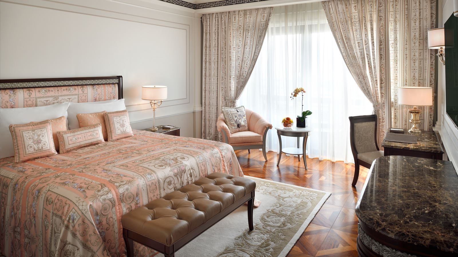 rooms-deluxe-versace-city-view