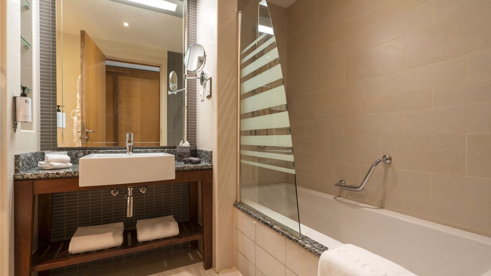 rooms-ain-dubai-sea-view-room-with-balcony