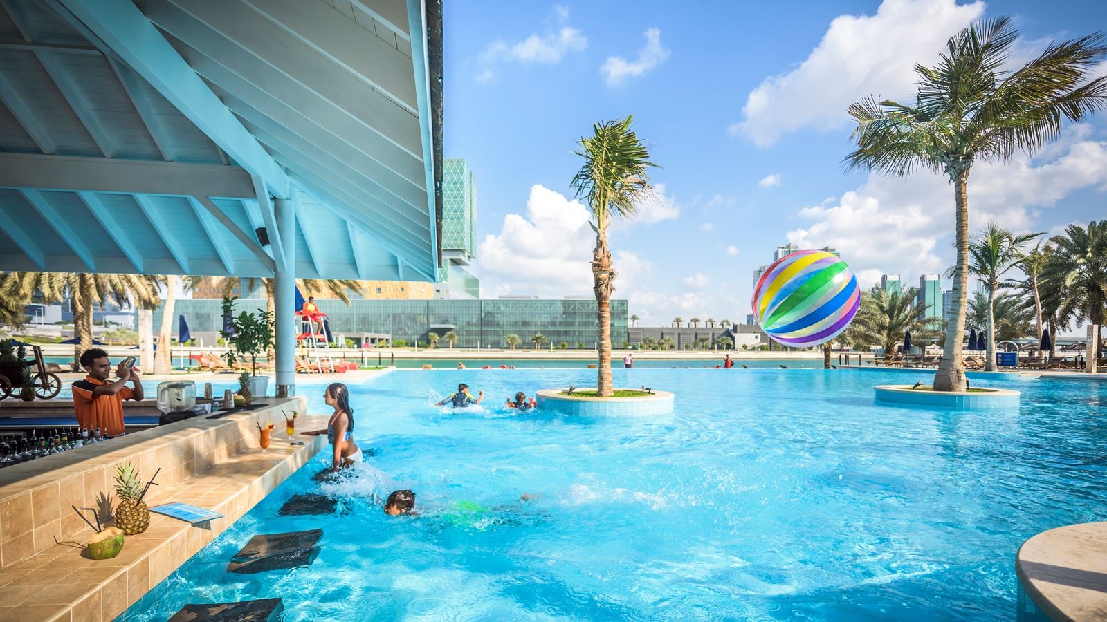 restaurants-bay-view-pool-bar