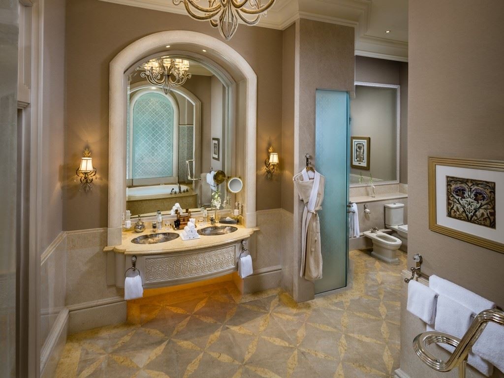 rooms-1-bedroom-palace-suite-with-balcony