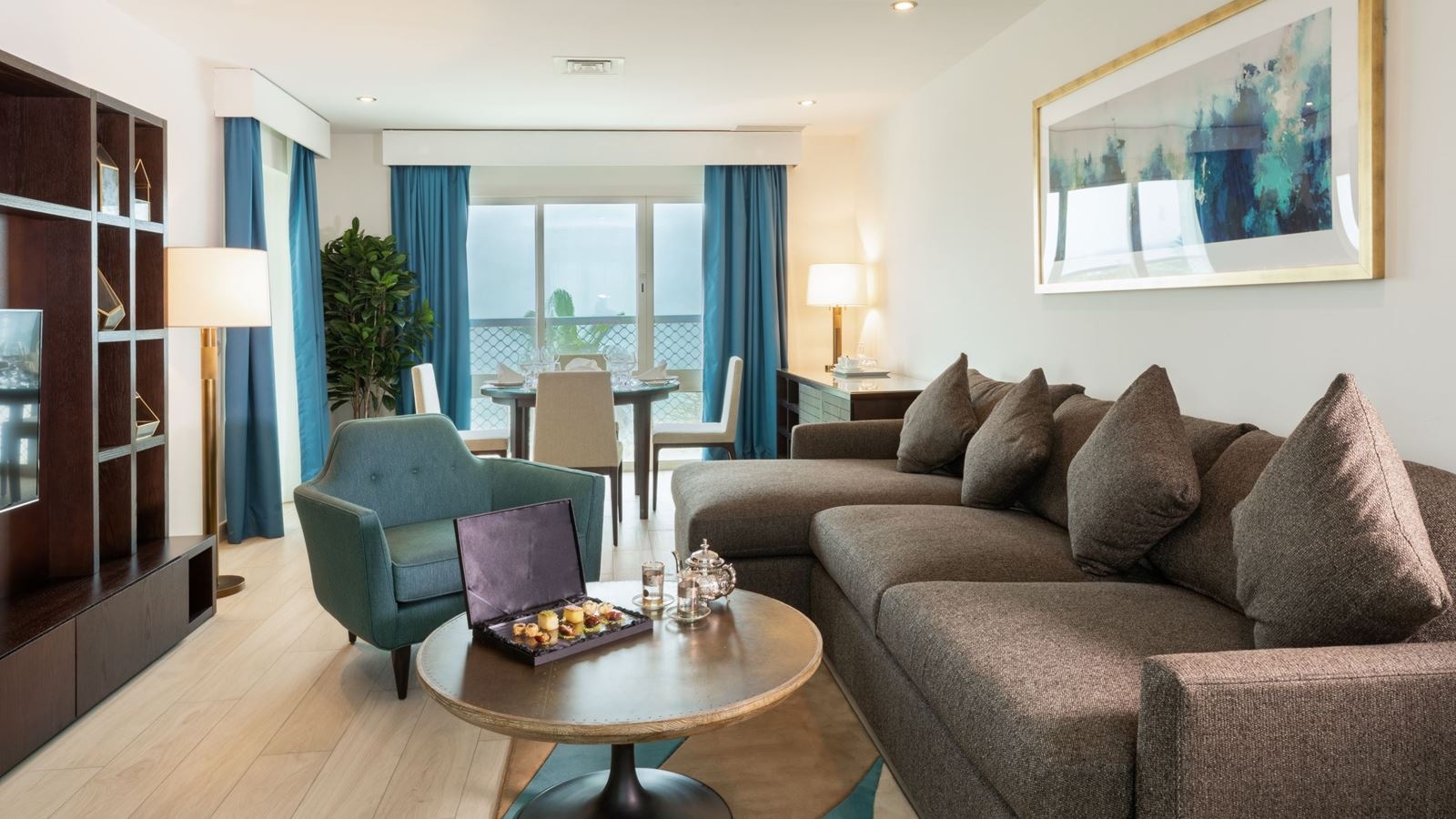 rooms-1-bedroom-suite-with-sea-view--balcony