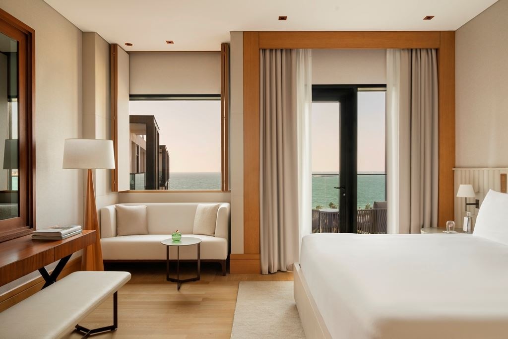 rooms-rising-light-guestroom-w-sea-view-king