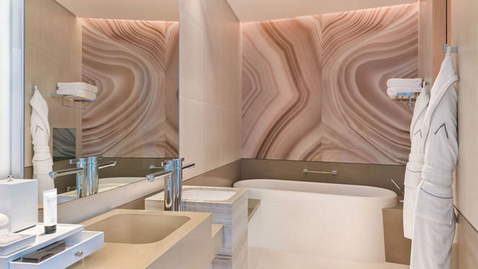 rooms-executive-suite-w-balcony