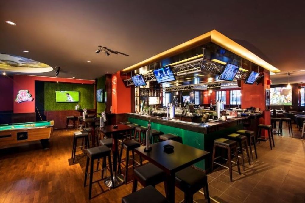 bars-the-huddle-sports-bar