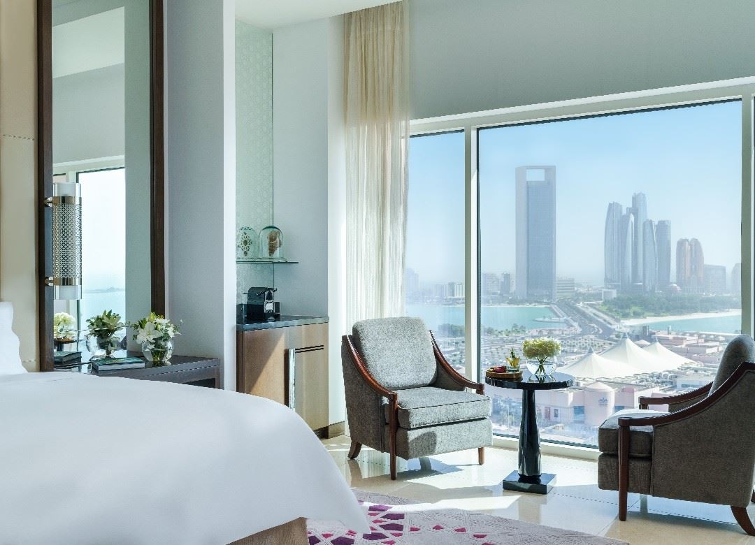 rooms-deluxe-room-corniche-view-king--twin