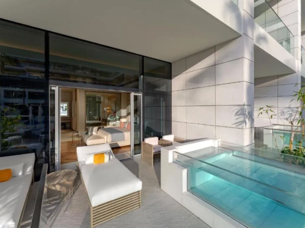 rooms-pool-party-room-with-pool