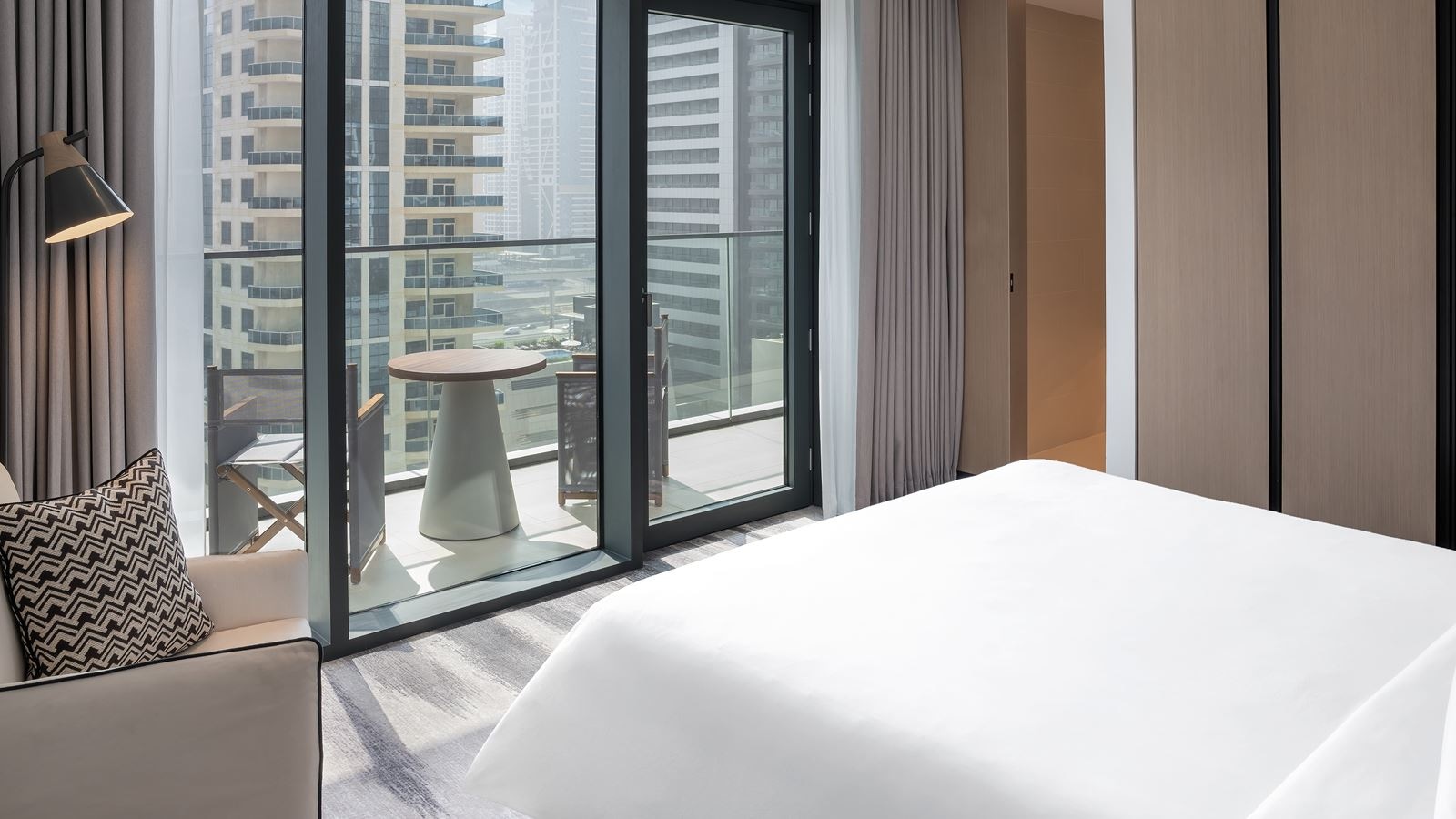 rooms-deluxe-room-city-view-king