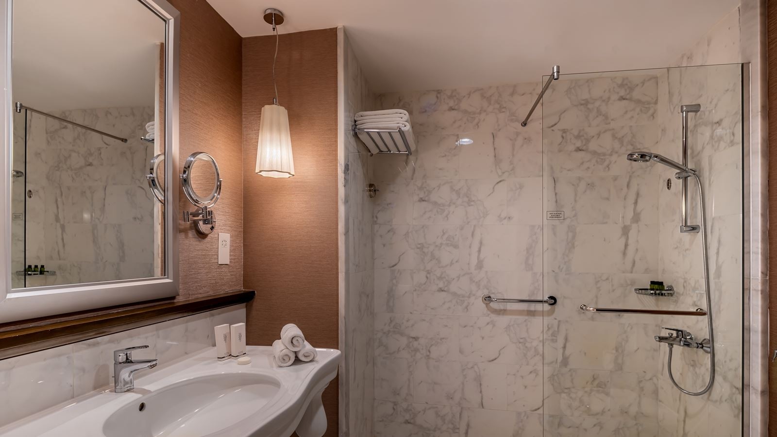 rooms-interconnecting-family-suite-garden