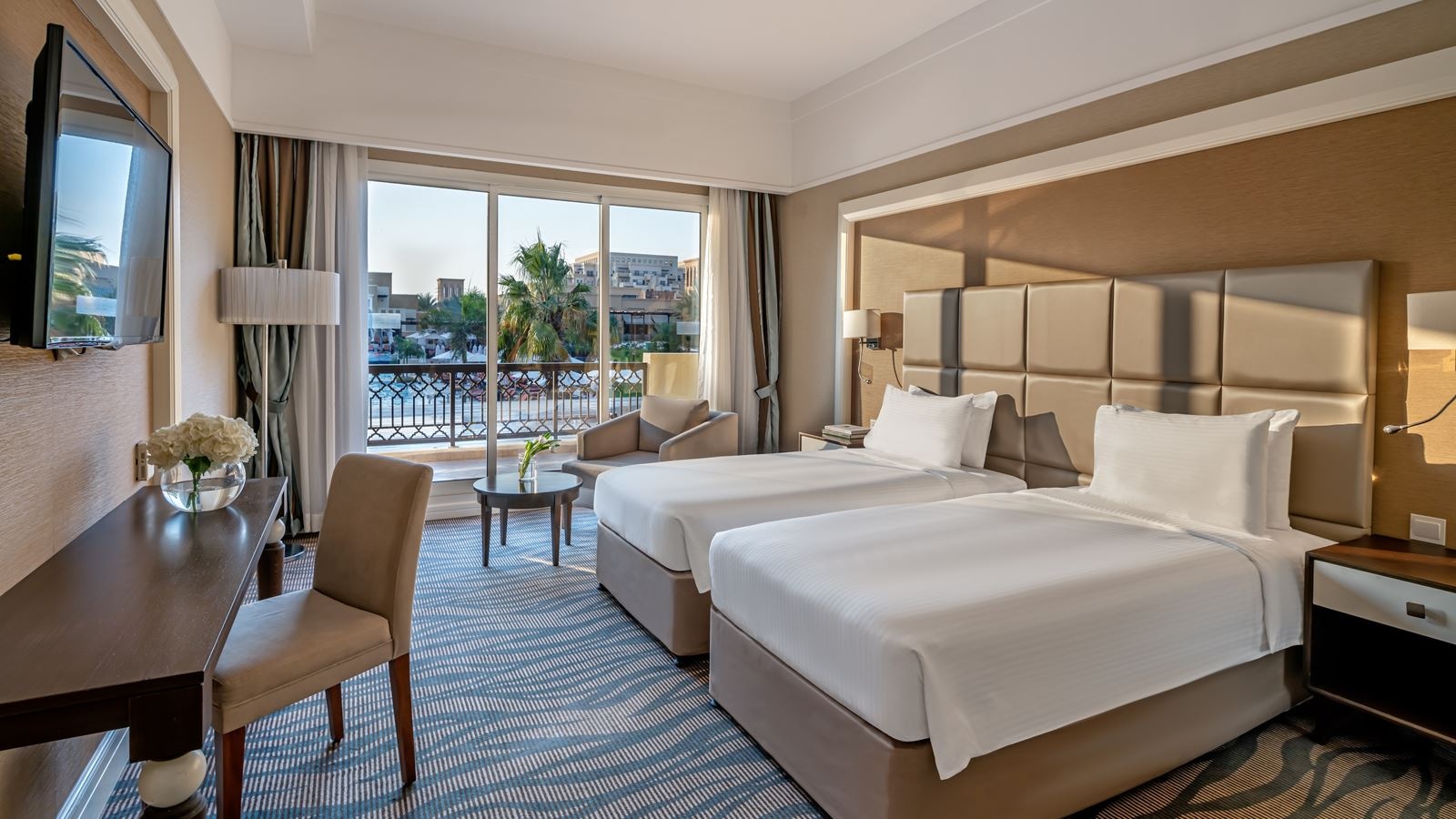 rooms-deluxe-poolsea-room