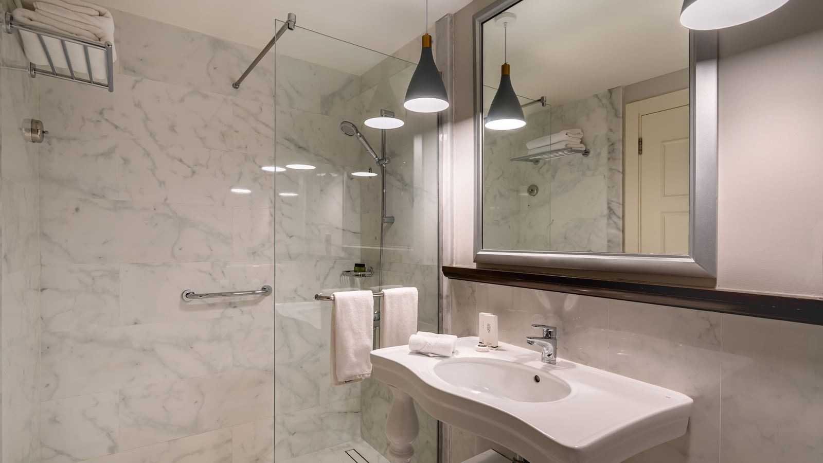 rooms-deluxe-poolsea-room