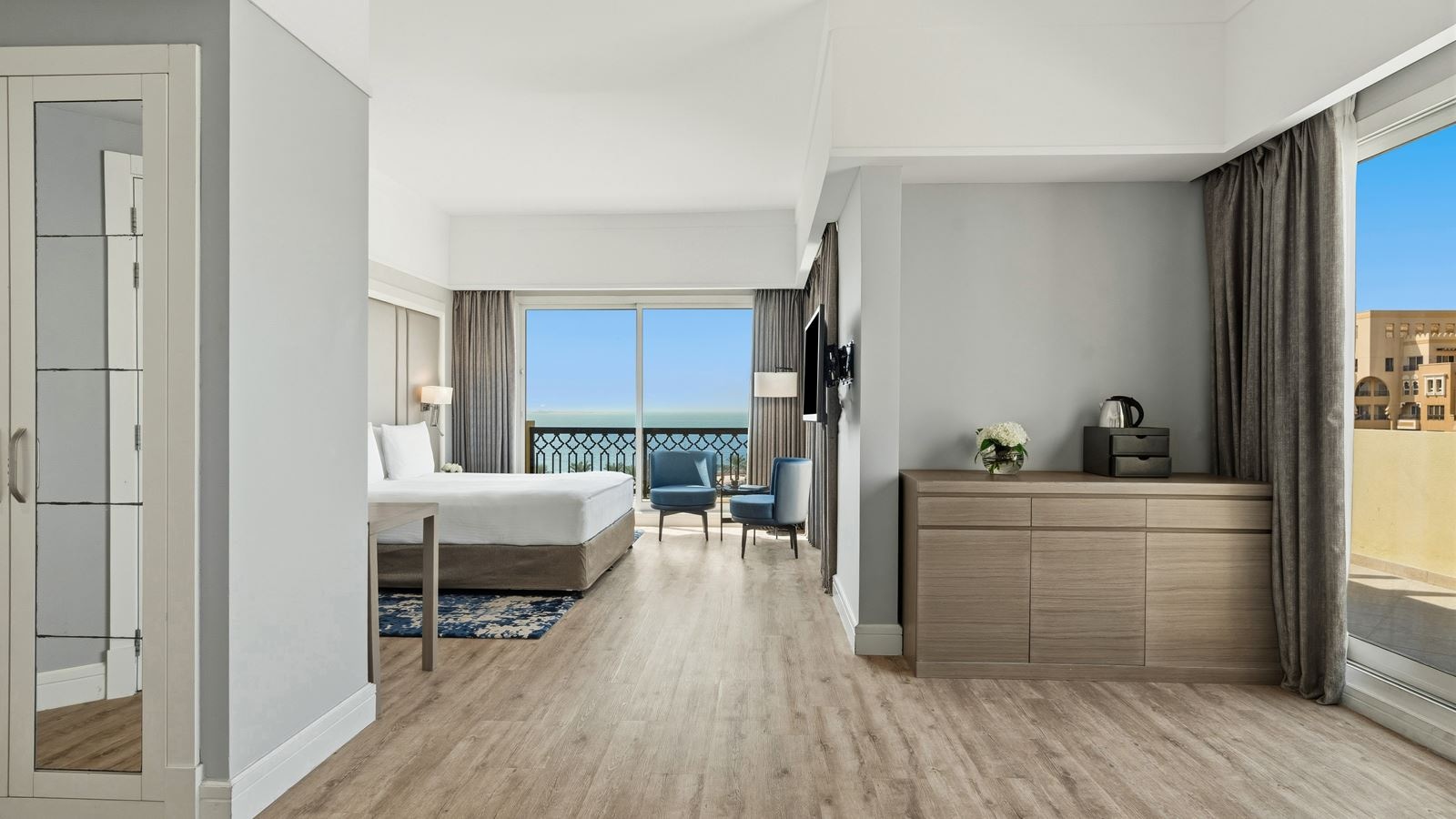 rooms-interconnecting-family-suite-with-sea-or-pool-view